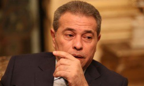 ضرب توفيق عكاشة بـ( الجزمة )