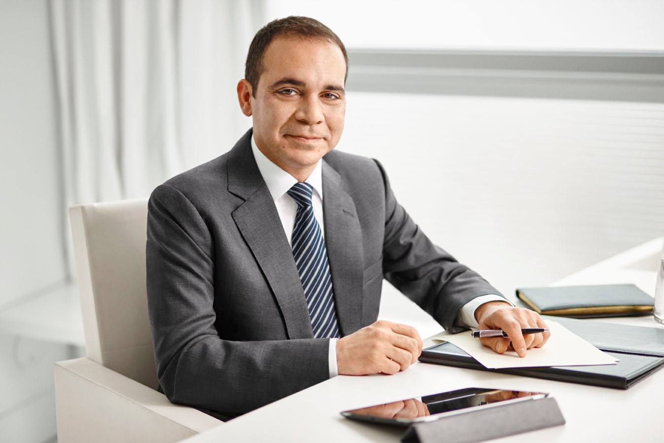 الأمير علي يهنئ لاعبي المنتخب بالفوز