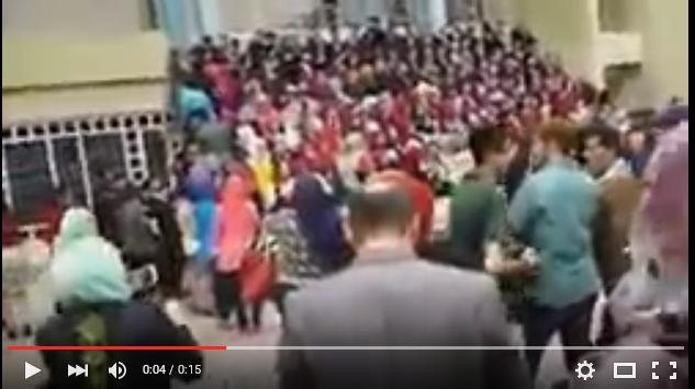 انهيار مدرج جامعي خلال التقاط صور