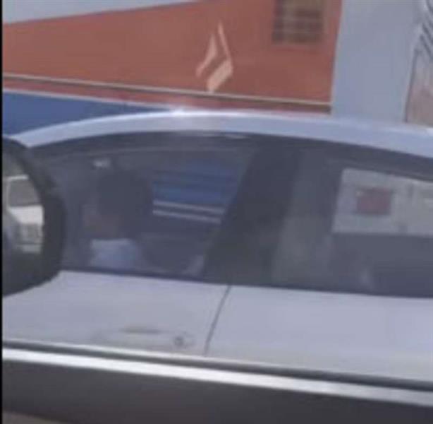 في جدة.. طفل يقود السيارة وسط
