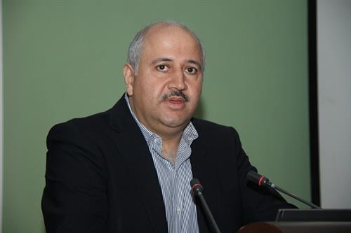 وزير المياه والري يكسر زجاج سيارة