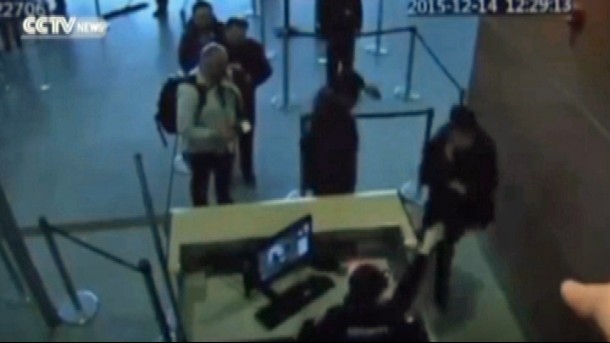 فيديو: شاب يقتحم مطارا ليقنع حبيبته