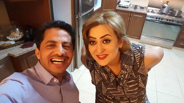 متحدث الحوثيين السابق يلتقط سيلفي مع