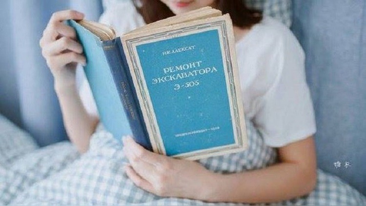 صور فتاة صينية مع كتاب عن