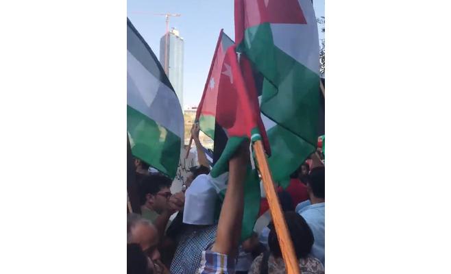 احتجاج أمام (الكهرباء الوطنية) على اتفاقية
