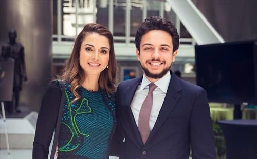 الملكة لـــ ولي العهد : فخورون
