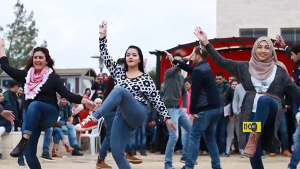 فيديو: فتيات يرقصن الدبكة في جامعة