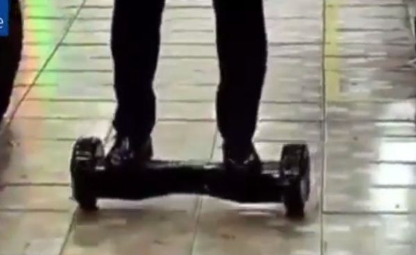 فيديو: مراسل تلفزيوني يسقط من فوق