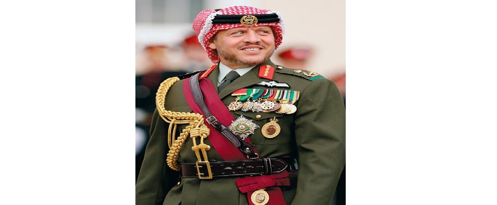  الملك يسلم علم القائد الأعلى للواء