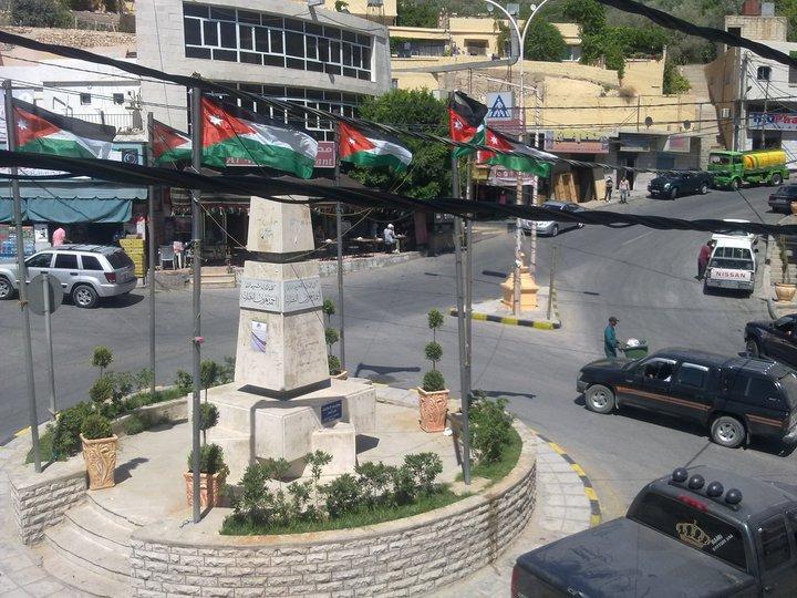 مواطنون يغلقون شارع (مياه البترا) في
