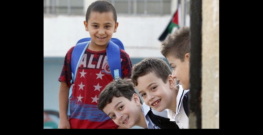 طلاب مدارس في يومهم الدراسي الأول