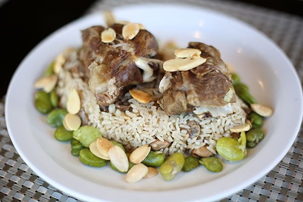 مقلوبة الفول الأخضر باللحمة