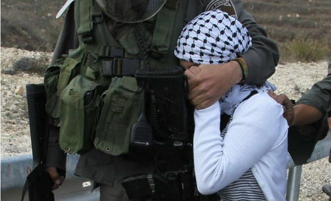 الاحتلال يعتقل فتاة فلسطينية بزعم طعن