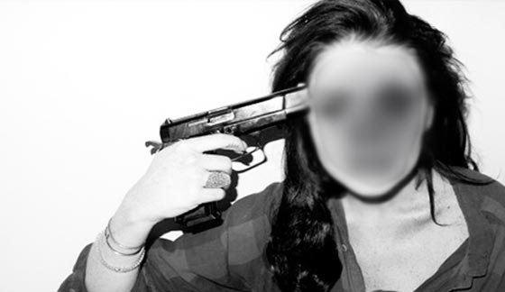 بالصور والفيديو.. .خادمة تهدد بقتل نفسها