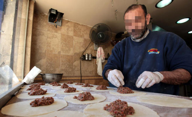 مطالبة بوقف الدعم للعمال السوريين المخالفين