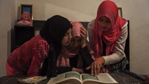 أم تونسية.. سرق داعش ابنتيها وتخشى