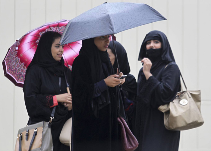 حملةلونيعباءتك .. هل تتخلص المرأة السعودية