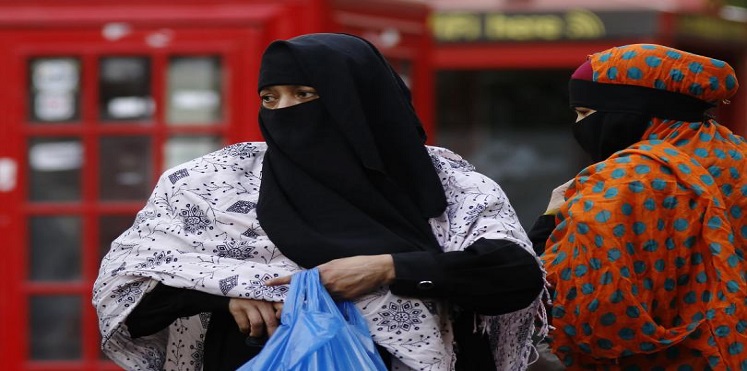 رجل يحاول نزع حجاب امرأة مسلمة