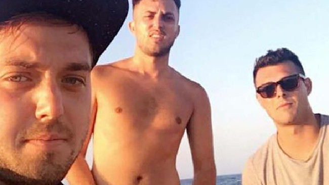 ذهبوا لمشاهدة الدلافين في قبرص فوجدوا