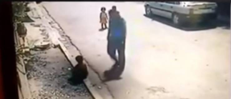 شاهد كاميرات المراقبة ترصد رجلا وهو