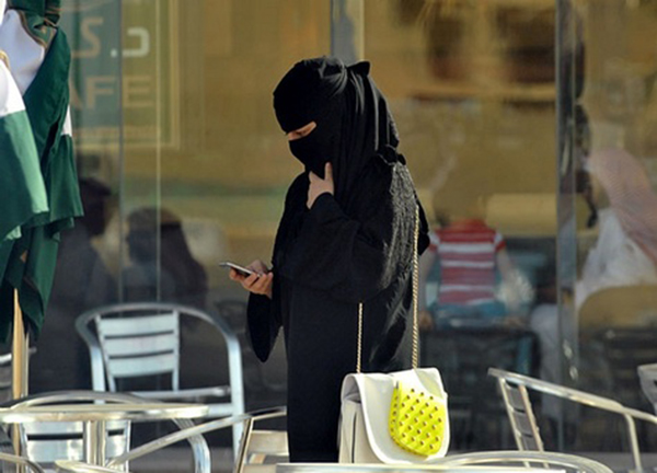 جوال كشاف يتسبب في طلاق مواطنة