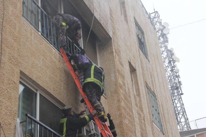 إخلاء (30) طفل احترازيا من داخل
