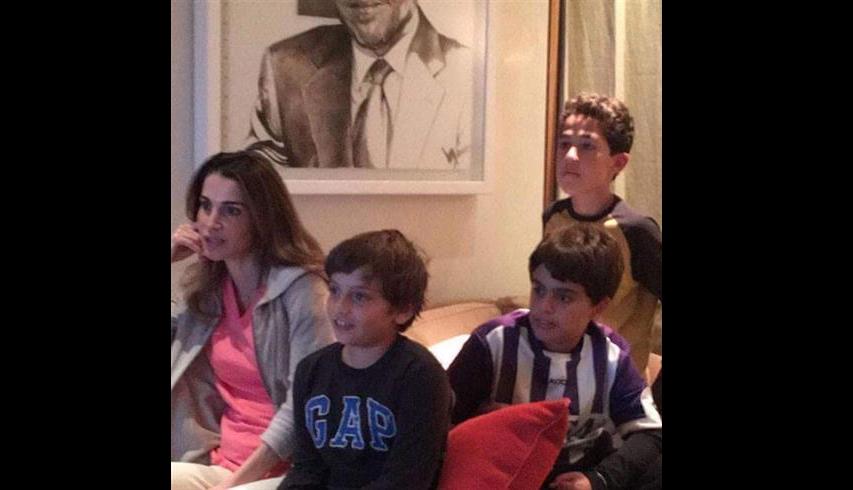 الملكة تشاهد الكلاسيكو من داخل المنزل