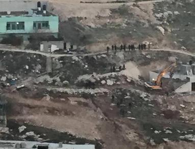 جرافات الاحتلال تهدم منزلا بصور باهر