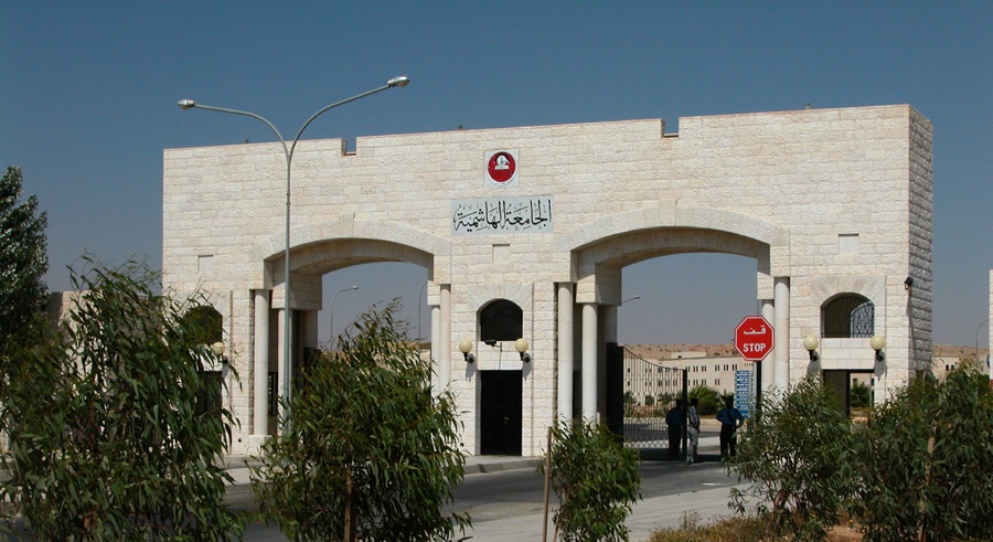 مشادة كلامية بين طالب وطالبة تنتهي