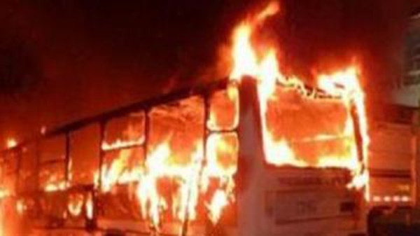 بالفيديو: 22 قتيلا جراء انفجار حافلة
