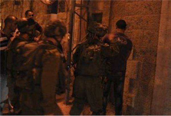 الاحتلال يعتقل مواطنا ويواصل حصار الخليل