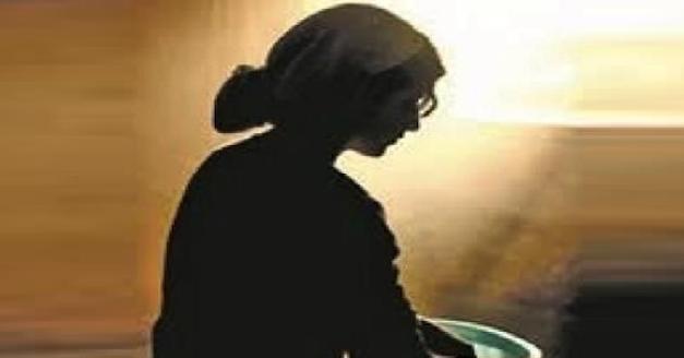 قاصرات يعملن في المنازل بأعمار وهمية