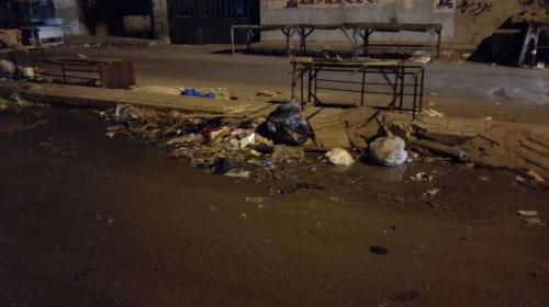 مياه الصرف الصحي تغلق شارعا رئيسيا