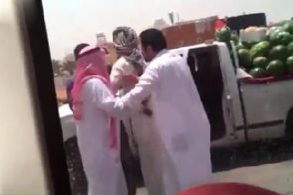 السعودية: مراقب بالأمانة يصعق بائع بطيخ