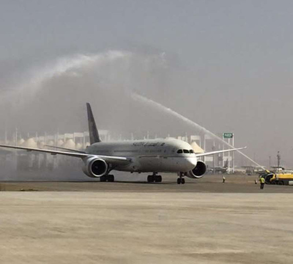 طائرة الأحلام وصلت مدرجات مطار جدة