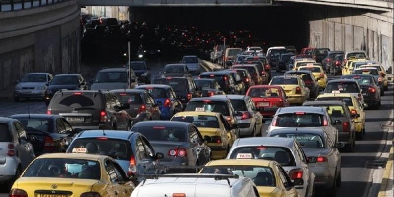 احتراق مركبتين وأزمة سير خانقة في