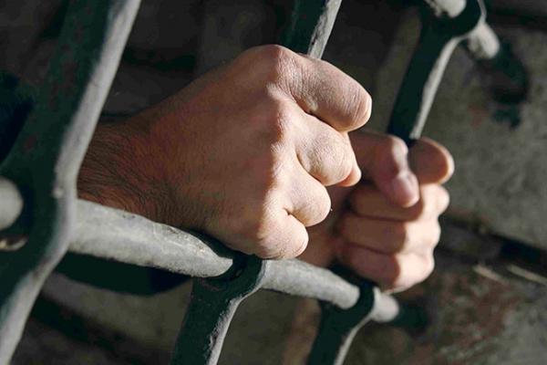 السجن والغرامة لمبتز حاول التفريق بين