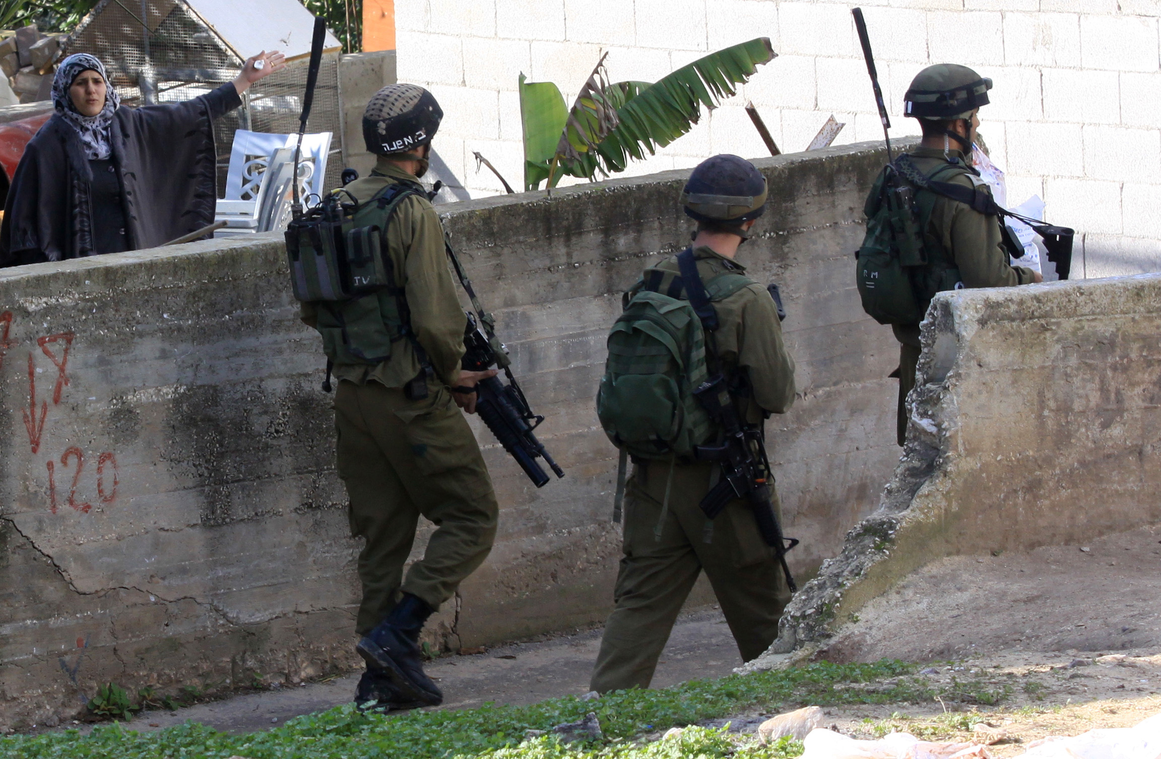 الاحتلال يعتقل فلسطينية بزعم محاولة طعن