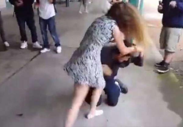 بالفيديو: فتاة متأنقة تضرب طالبا بعنف