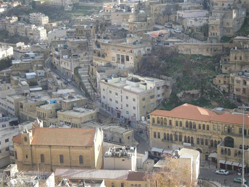 السلط: طلاب يغلقون شارعا ويرشقون مديرية
