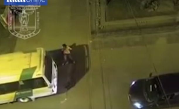 شاهد: ماذا فعل سائق حافلة بشاب