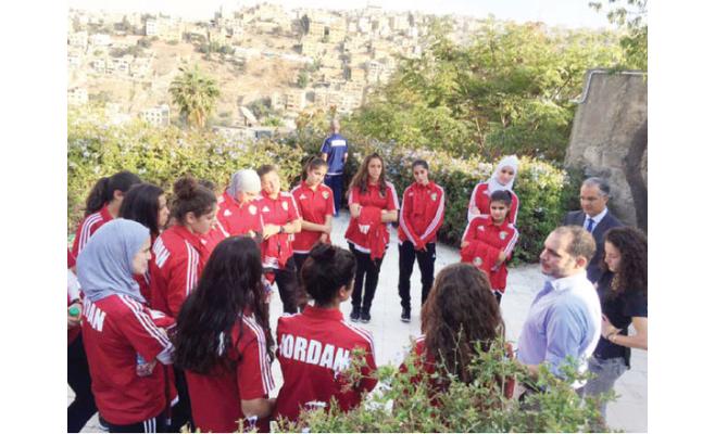 الأمير علي يستقبل منتخب الشابات ويشيد