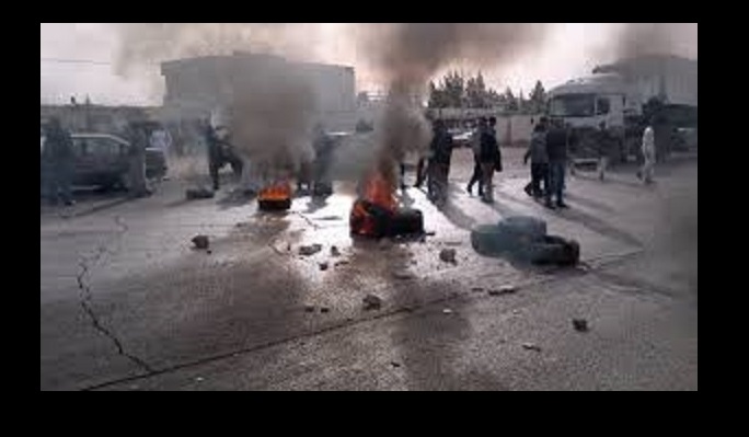 محتجون يغلقون الصحراوي بالاطارات المشتعلة