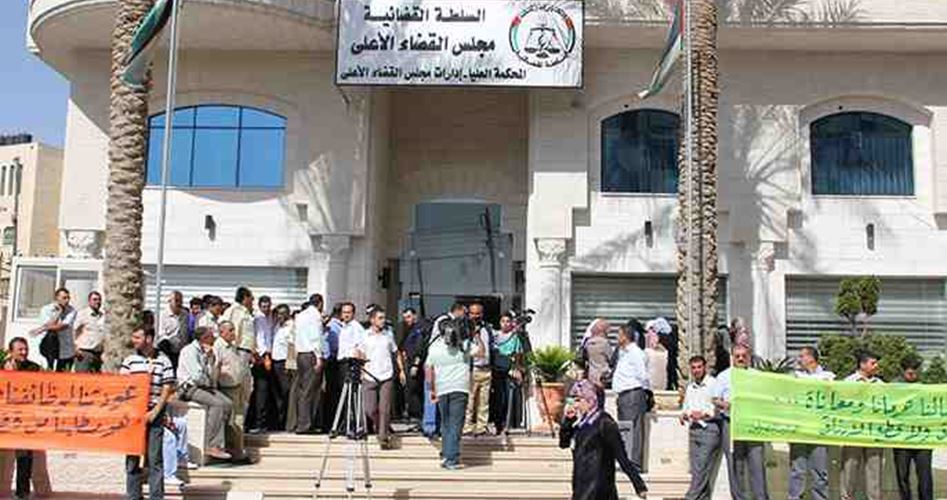 (الدستورية العليا) تبطل تعيين عباس لرئيس
