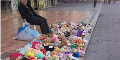 مواطن يتبرع براتب شهري لبائع الدمى