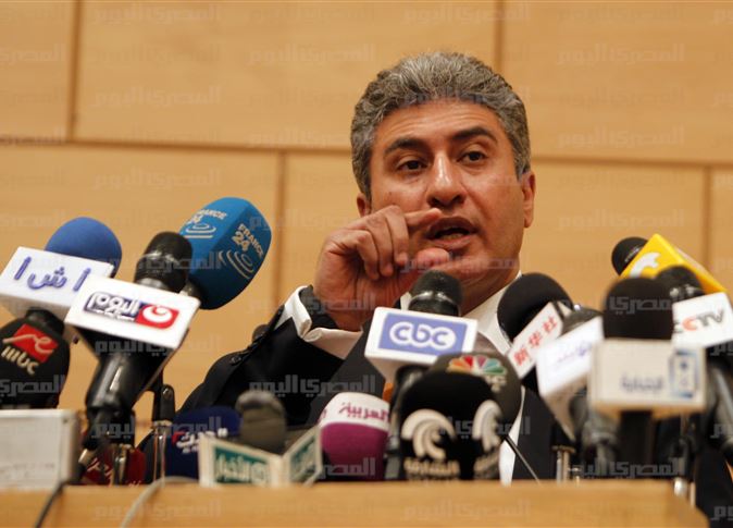 وزير الطيران يدعو المصريين لعزاء جماعى