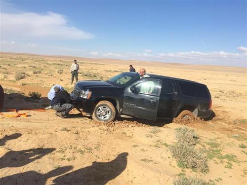 مركبة السفيرة الامريكية تعلق في صحراء