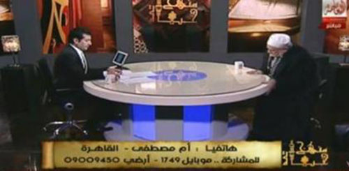 فيديو: سقوط عالم أزهري أرضا على