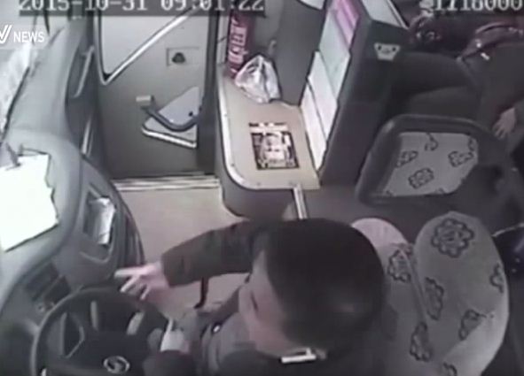 شاهد- تفقد هاتفه فهوى بحافلته وركابها