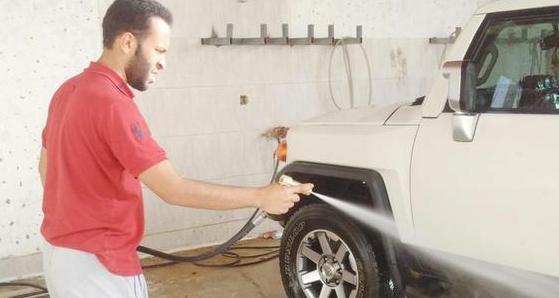 جامعي يكسب قوت يومه من غسيل